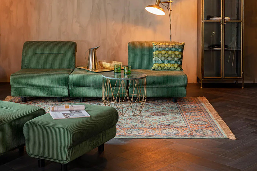 Das Cabinet Gertlusch mit seinem goldenen Rahmen ist super fancy und passt in mehrere Kategorien und Stile.