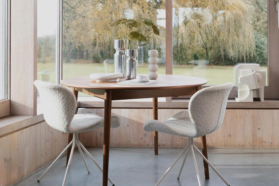 Der Twist Tisch von Zuiver ist flexibel und sieht erst noch toll aus. Perfekt für dein Esszimmer.