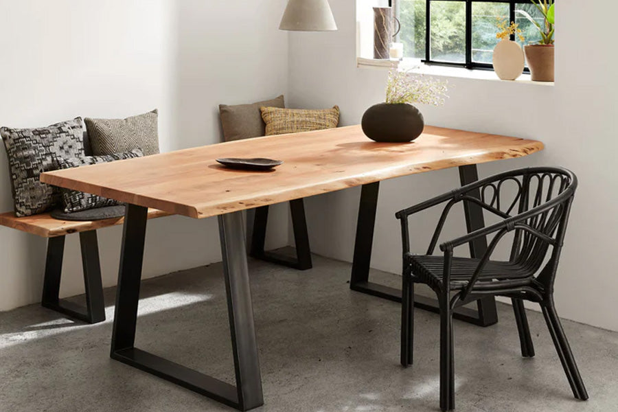 Der Alaia Tisch von Kave Home ist stylisch und praktisch obendrauf. Perfekt für dein Esszimmer, mit der passenden Bank dazu.