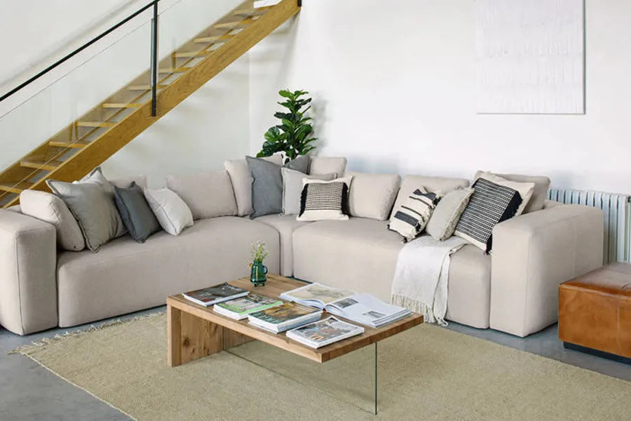 Entdecke nachhaltige Materialien für dein umweltbewusstes Zuhause. Massivholz, Bambus und Naturfasern schaffen Stil und schützen die Umwelt.