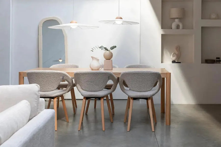 KAQTU-Guide: Kleine Räume stilvoll nutzen – multifunktionale Möbel, vertikaler Stauraum, helle Farben und Spiegel für mehr Raumgefühl.