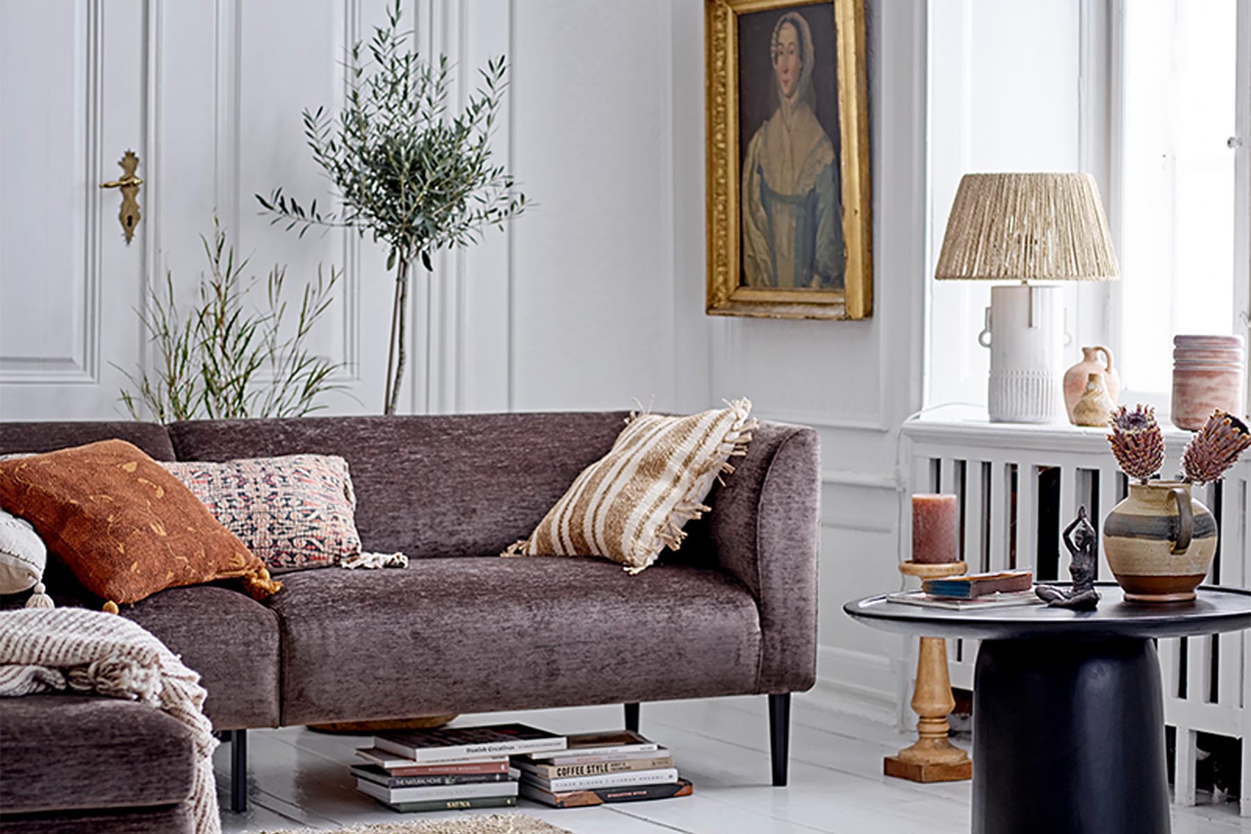 Entspanne auf deinem Sofa mit kuscheligen Decken, bequemen Kissen und stimmungsvollem Licht. Schaffe die perfekte Wohlfühloase!