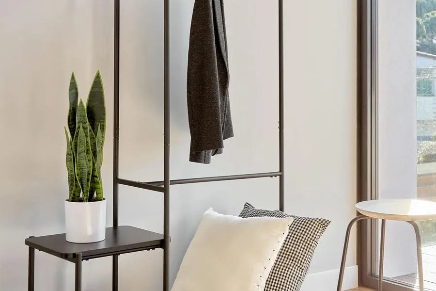 Stilvolle Garderobe im Eingangsbereich mit integrierter Sitzbank – Ordnung, Komfort und einladender erster Eindruck.