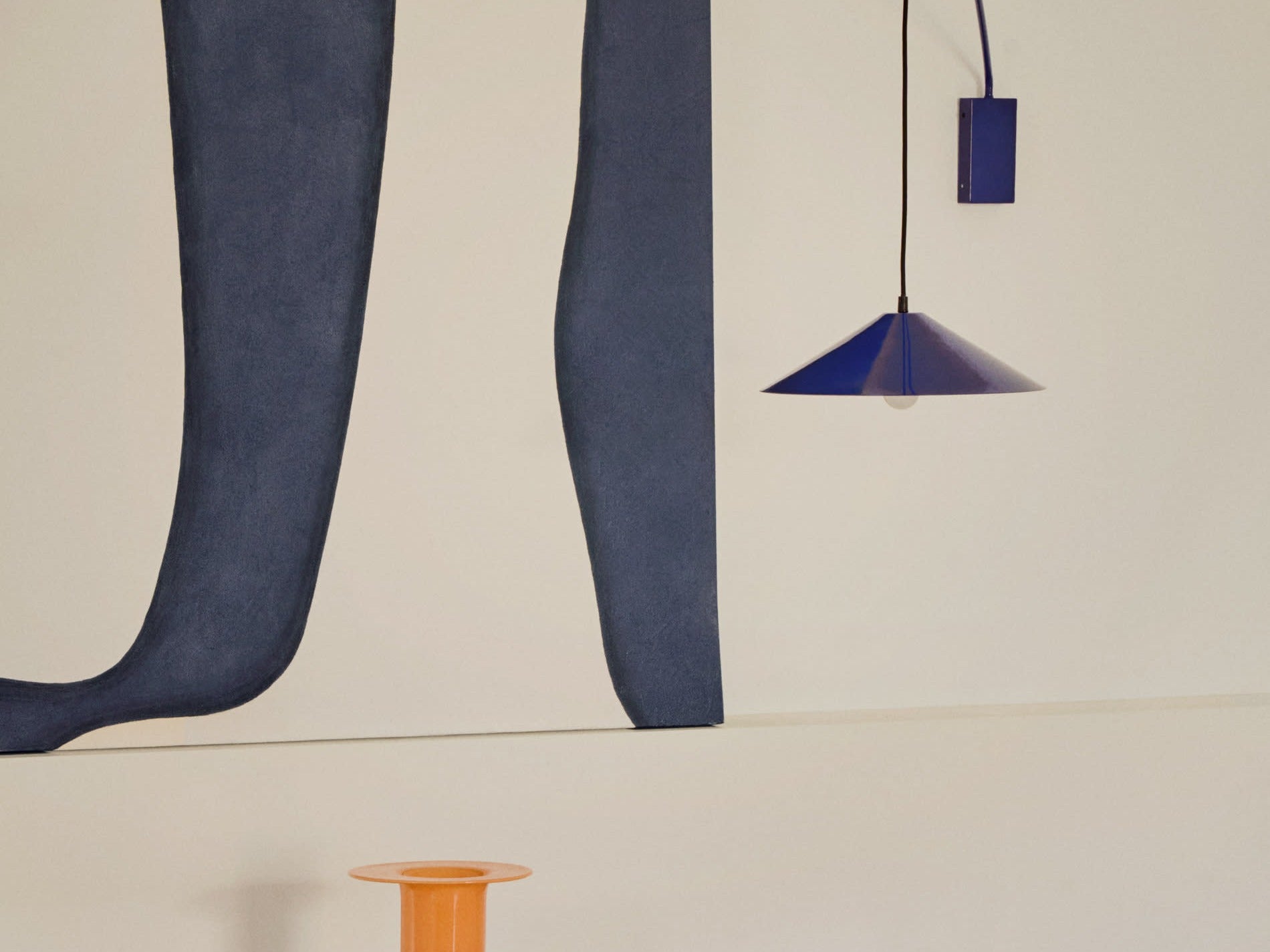 Elegante Adularia Kollektion von Kave Home: stilvolle Möbel und Accessoires in sanften, natürlichen Farbtönen.