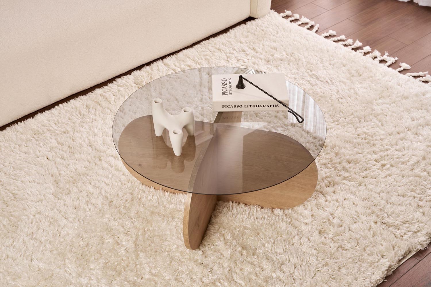Filigrane Aeris Couchtische von Nordure mit schwebender Optik, minimalistischen Metallgestellen und eleganten Oberflächen in Eiche- oder Dunkeloptik.