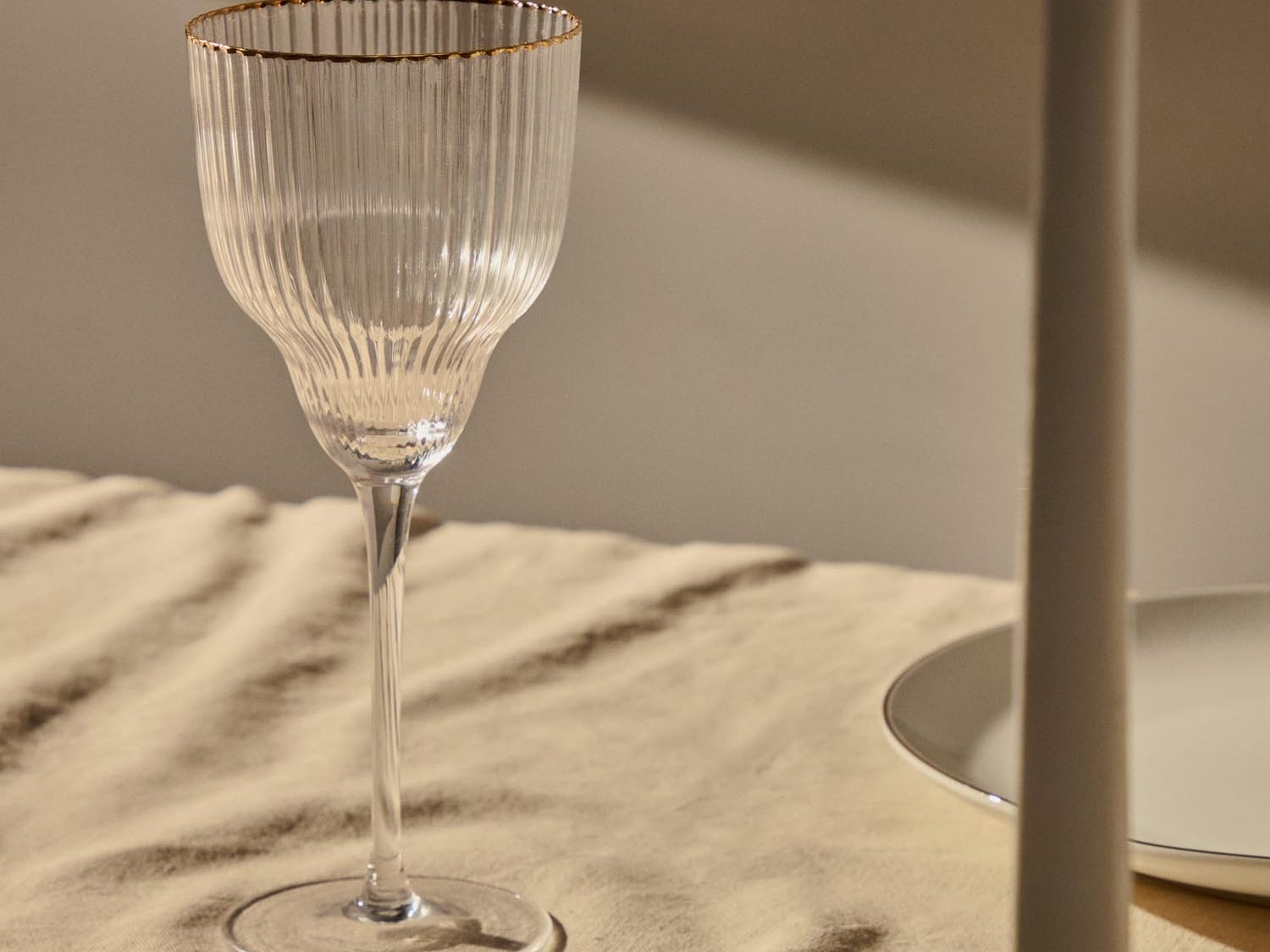 Elegante Möbel der Ayan Kollektion von Kave Home, modernes Design, natürliche Materialien, stilvolle Wohnaccessoires.