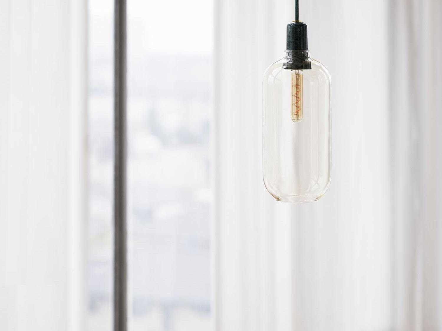 Entdecken Sie die Amp Leuchten von Normann Copenhagen: edles Design aus Glas und Marmor, perfekt für modernes Wohnen und stilvolle Akzente.