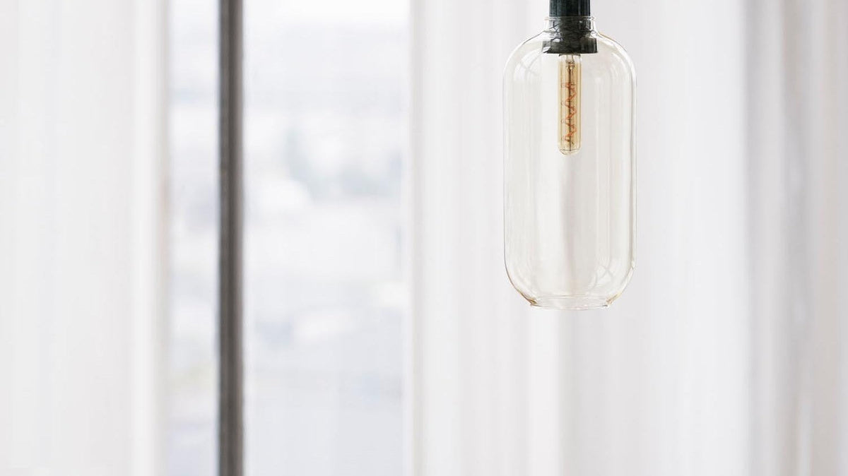 Entdecken Sie die Amp Leuchten von Normann Copenhagen: edles Design aus Glas und Marmor, perfekt für modernes Wohnen und stilvolle Akzente.