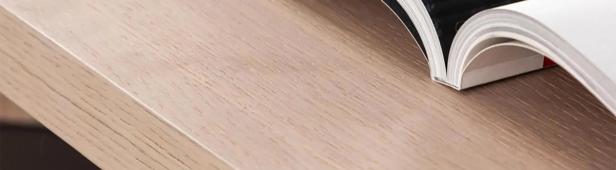 Entdecke die elegante Tischserie Bassholmen von Vind. Funktionalität trifft skandinavisches Design für dein Zuhause. Robust, stilvoll und einladend.