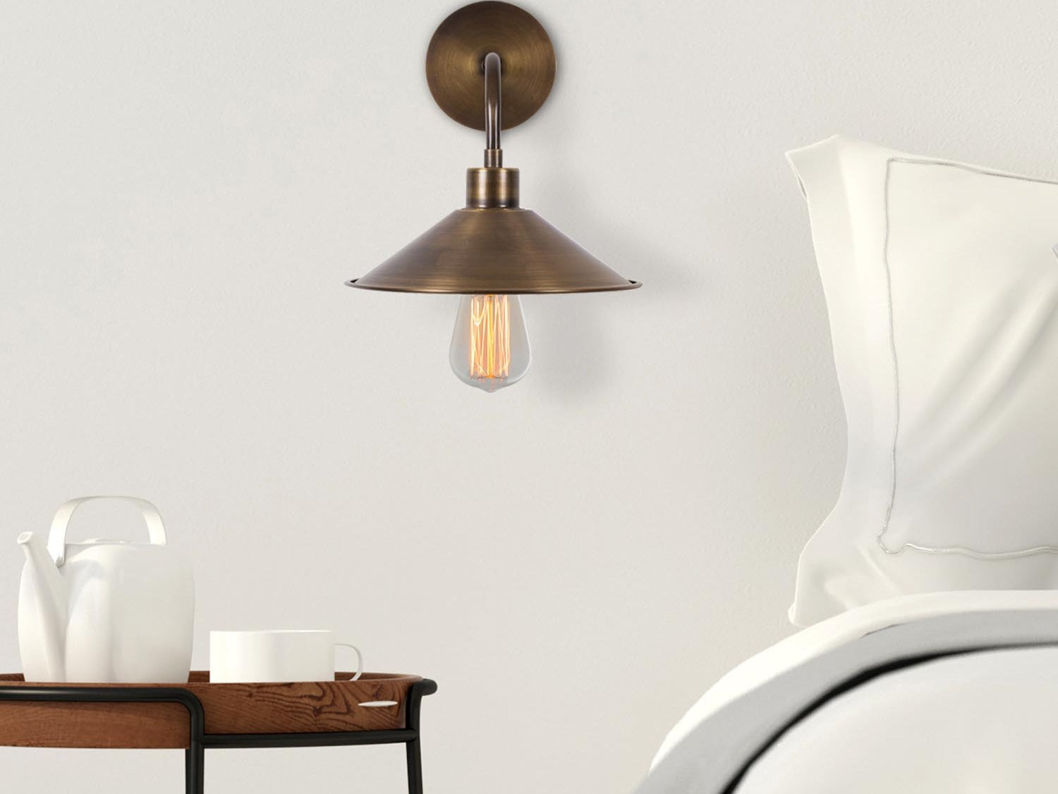 Elegante Berceste Kollektion von Opviq: stilvolle Möbelstücke in warmen Holztönen und modernem Design.