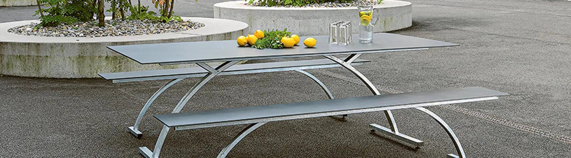 Bernardino: Schweizer Outdoor-Möbel aus Teakholz und pulverbeschichtetem Aluminium – wetterfest, ergonomisch, bequeme Polster, ideal für Terrasse.