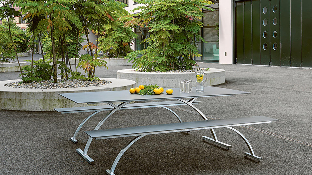 Bernardino: Schweizer Outdoor-Möbel aus Teakholz und pulverbeschichtetem Aluminium – wetterfest, ergonomisch, bequeme Polster, ideal für Terrasse.