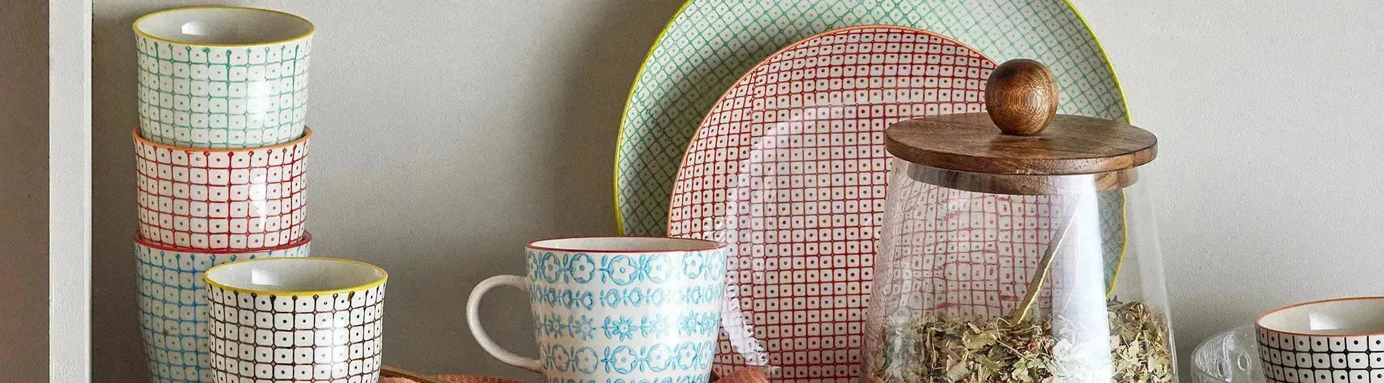 Entdecke das farbenfrohe Geschirrset Carla von Bloomingville: skandinavisches Design, sanfte Farben, funktional und elegant für jeden Anlass.