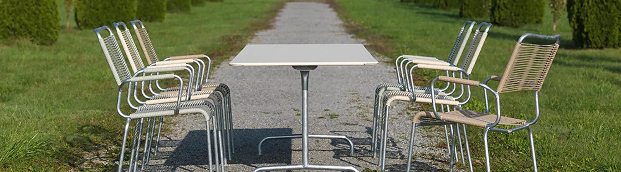 Entdecken Sie die Chur-Kollektion von Schaffner: stabile Fiberglastische und wetterfeste Gartenstühle, ideal für jeden Außenbereich. Swiss Made!