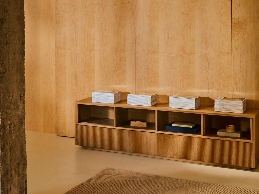 Elegante Möbel der Helvine Kollektion von Kave Home, kombiniert modernes Design mit natürlichen Materialien.