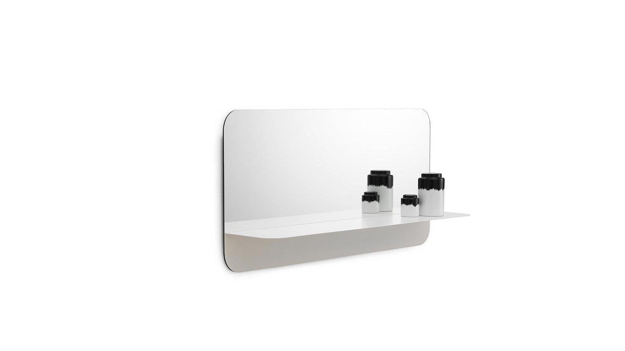 Entdecke die Horizon Spiegel von Normann Copenhagen: elegante, organische Formen, perfekte für Flur, Schlafzimmer und Wohnzimmer. Stilvolle Dekoration und Funktionalität vereint.
