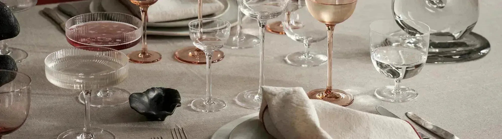 Entdecke die eleganten Host Gläser von Ferm Living – perfekt für stilvolles Servieren von Wasser, Wein und Cocktails. Minimalistisch, stapelbar und ideal für jeden Anlass.