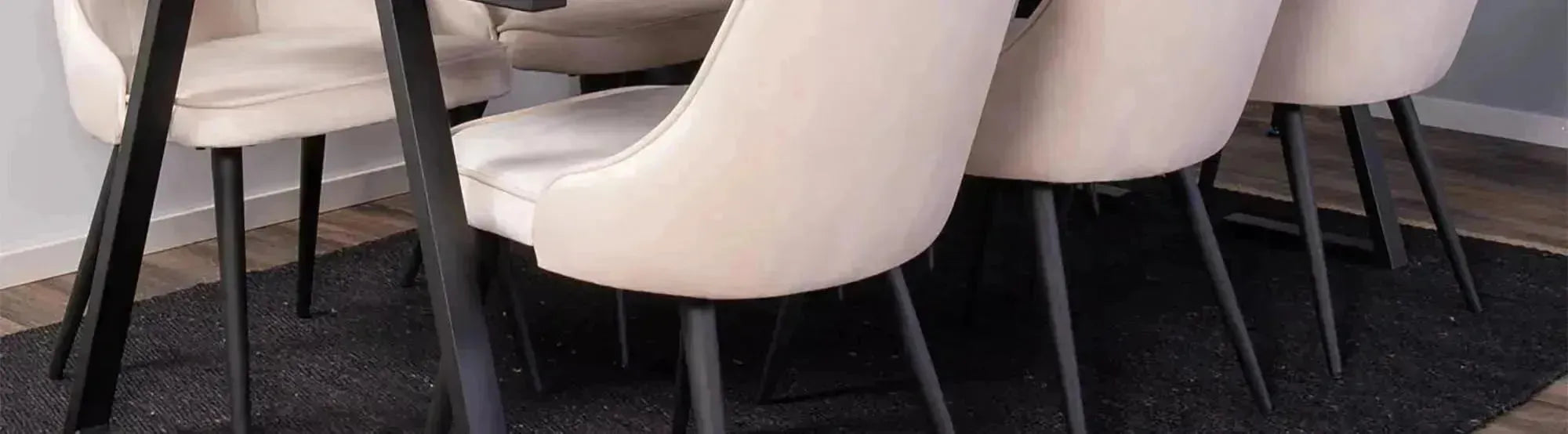 Entdecke die elegante Jakarta-Serie von Venture Home: stilvolle Esstische, Couchtische und Beistelltische aus hochwertigen Materialien.