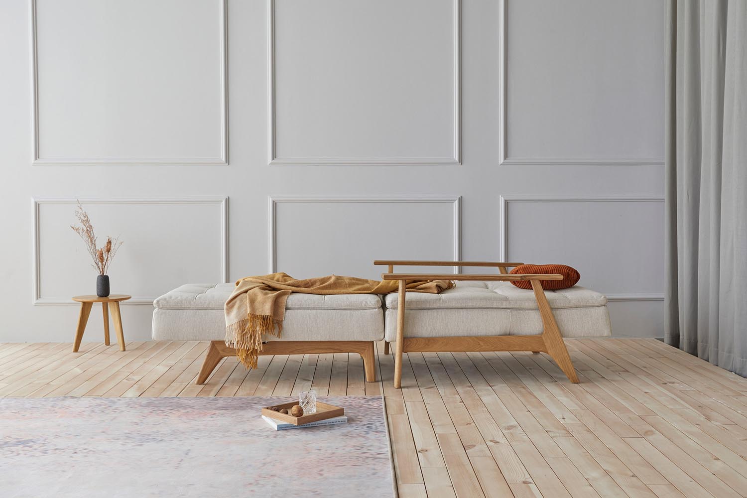 Japandi – minimalistische Möbel mit japanischer Zen-Philosophie und skandinavischem Minimalismus, aus Naturmaterialien wie Holz, Leinen und Bambus.