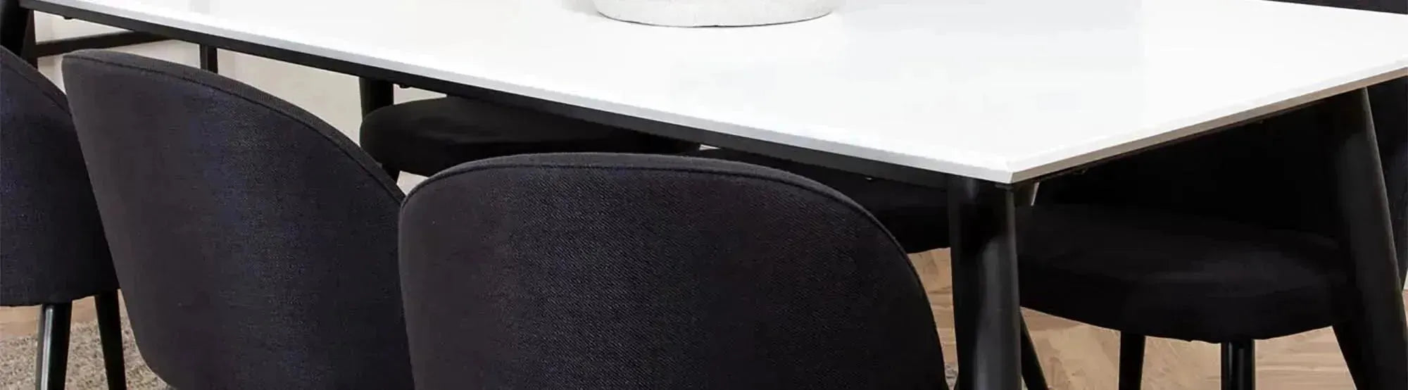 Entdecke die stilvollen Jimmy Tische von Venture Home. Hochwertige Materialien, modernes Design und Vielfalt für Esszimmer, Wohnzimmer und Küche.