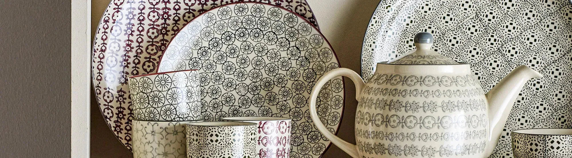 Entdecke das elegante Geschirrset Karine von Bloomingville: skandinavisches Design, sanfte Farben, hochwertige Steingut-Qualität für jeden Anlass.