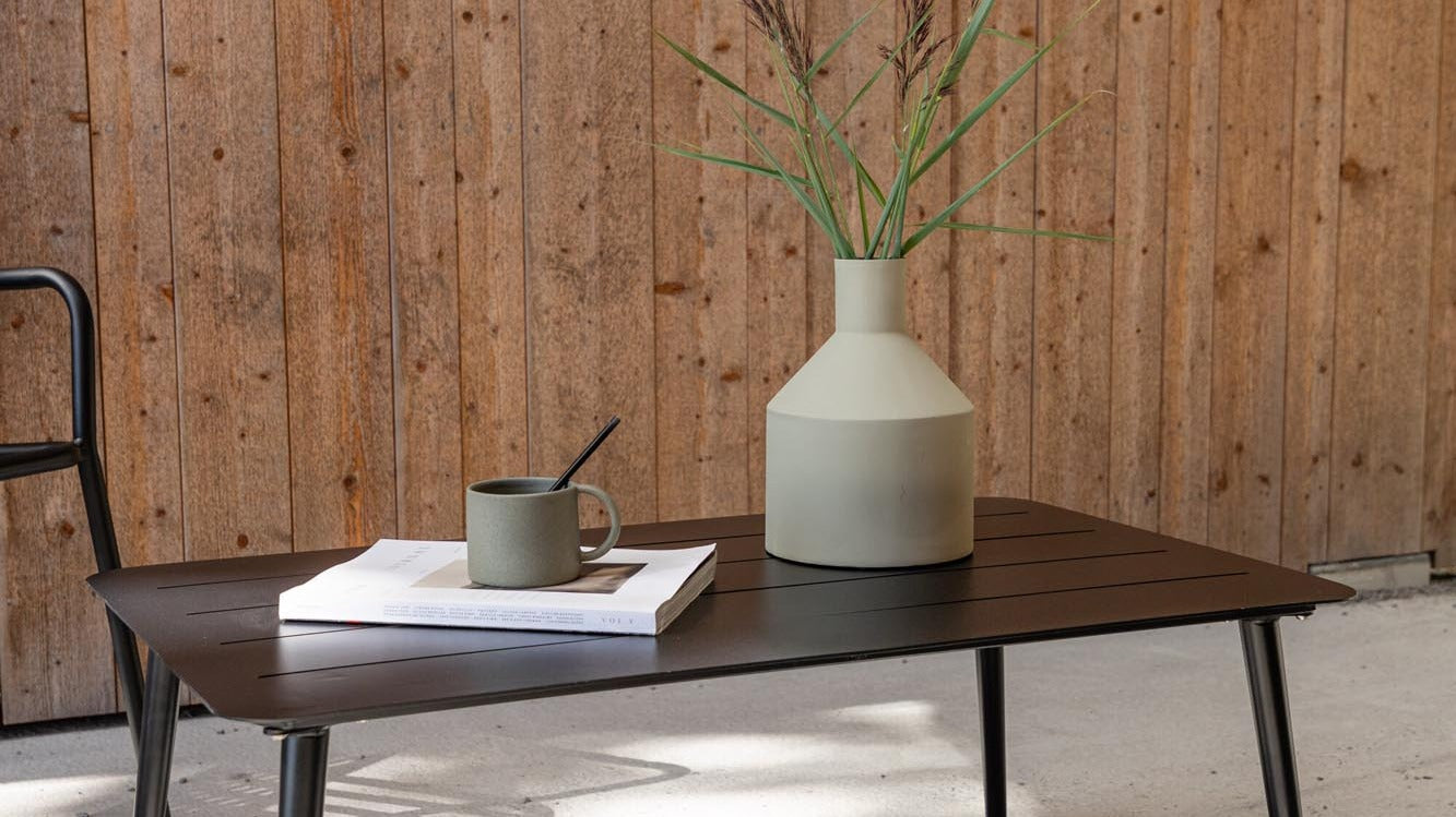 Entdecke die stilvolle Lina Kollektion von Venture Home: wetterfeste Outdoor-Möbel, elegante Loungesofas, bequeme Sessel und praktische Esstische für deinen perfekten Außenbereich.