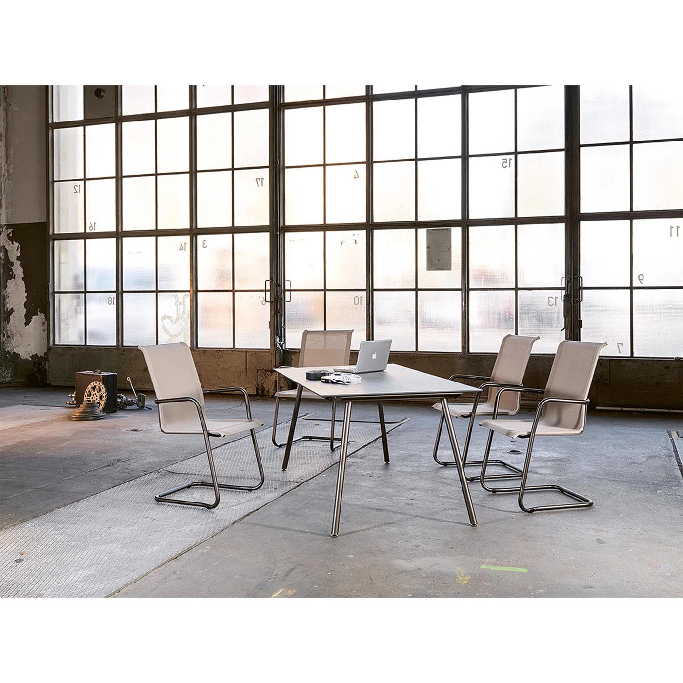 Entdecken Sie die wetterfesten Fiberglastische und Batyline-Gartenstühle der Locarno-Kollektion von Schaffner – Swiss Made für stilvolle Terrassen.