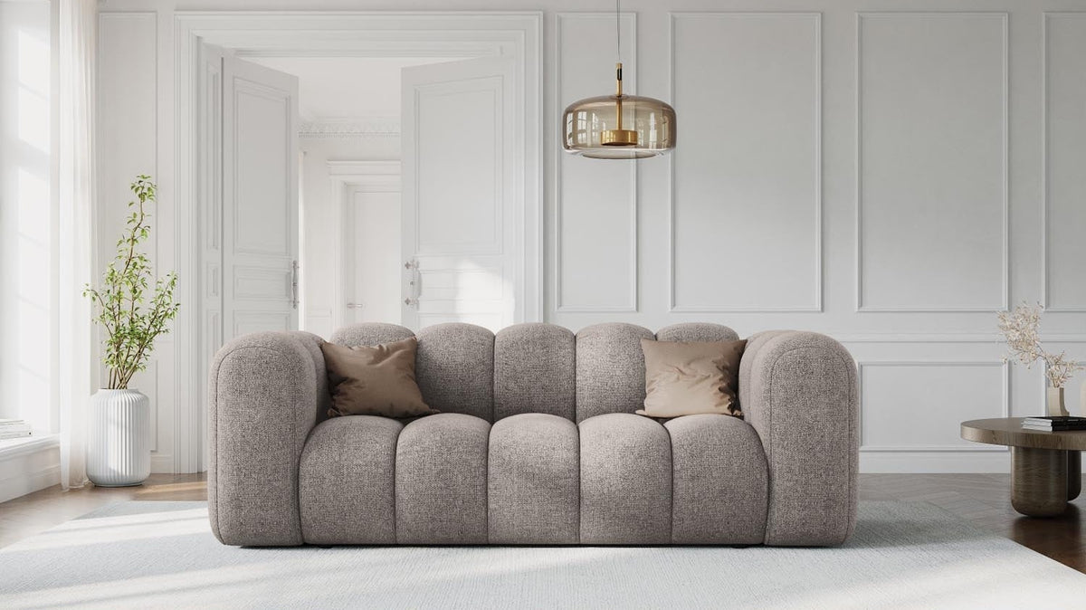 Elegante Lupine-Kollektion von Micadoni: stilvolle Möbel in sanften Farben, ideal für modernes Wohnen.