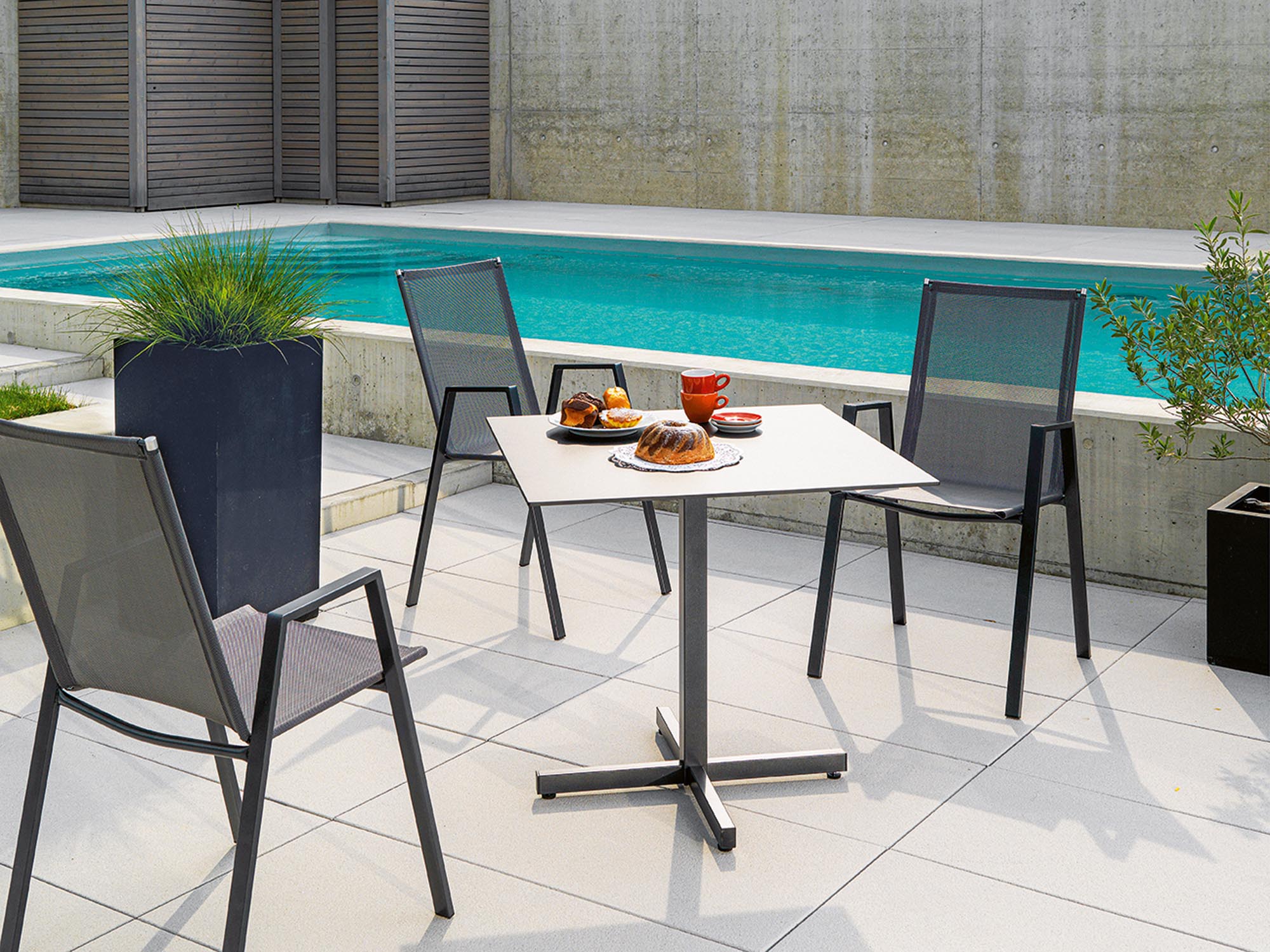 Entdecke die Luzern-Kollektion von Schaffner: vielseitige Fiberglastische und bequeme Gartenstühle, ideal für jeden Outdoor-Bereich. 100% Swiss Made!