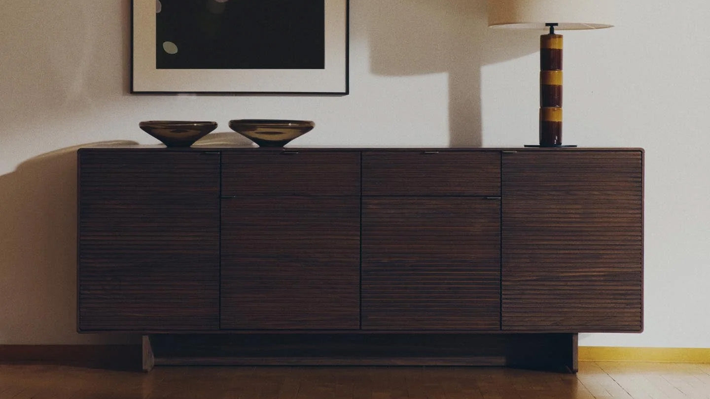 Die Norlen Kollektion vereint zeitlose Eleganz im Mid-Century-Stil mit klaren Linien, abgerundeten Ecken und charakteristischen Griffdetails für ein stilvolles Zuhause.
