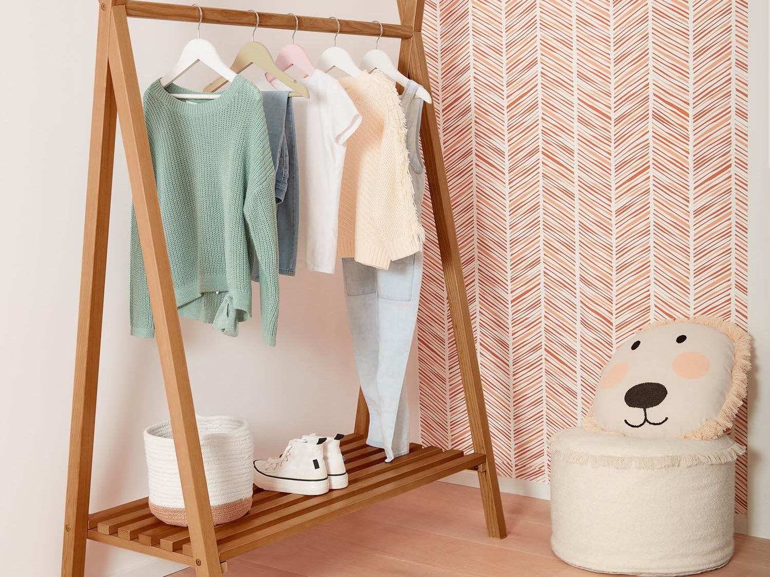 Elegante Maralis Kollektion von Kave Home: stilvolle Möbel mit modernem Design und warmen Holztönen.