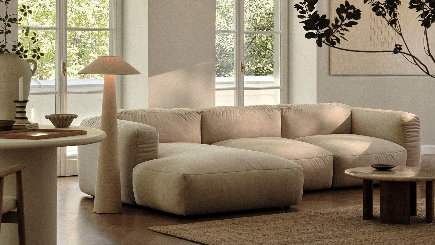 Micadoni Martina: Minimalistisches Cubestyle-Design, großzügige Proportionen, tiefe Sitze, hochwertige Stoffe, modernes Wohndesign für komfortables Wohnen.