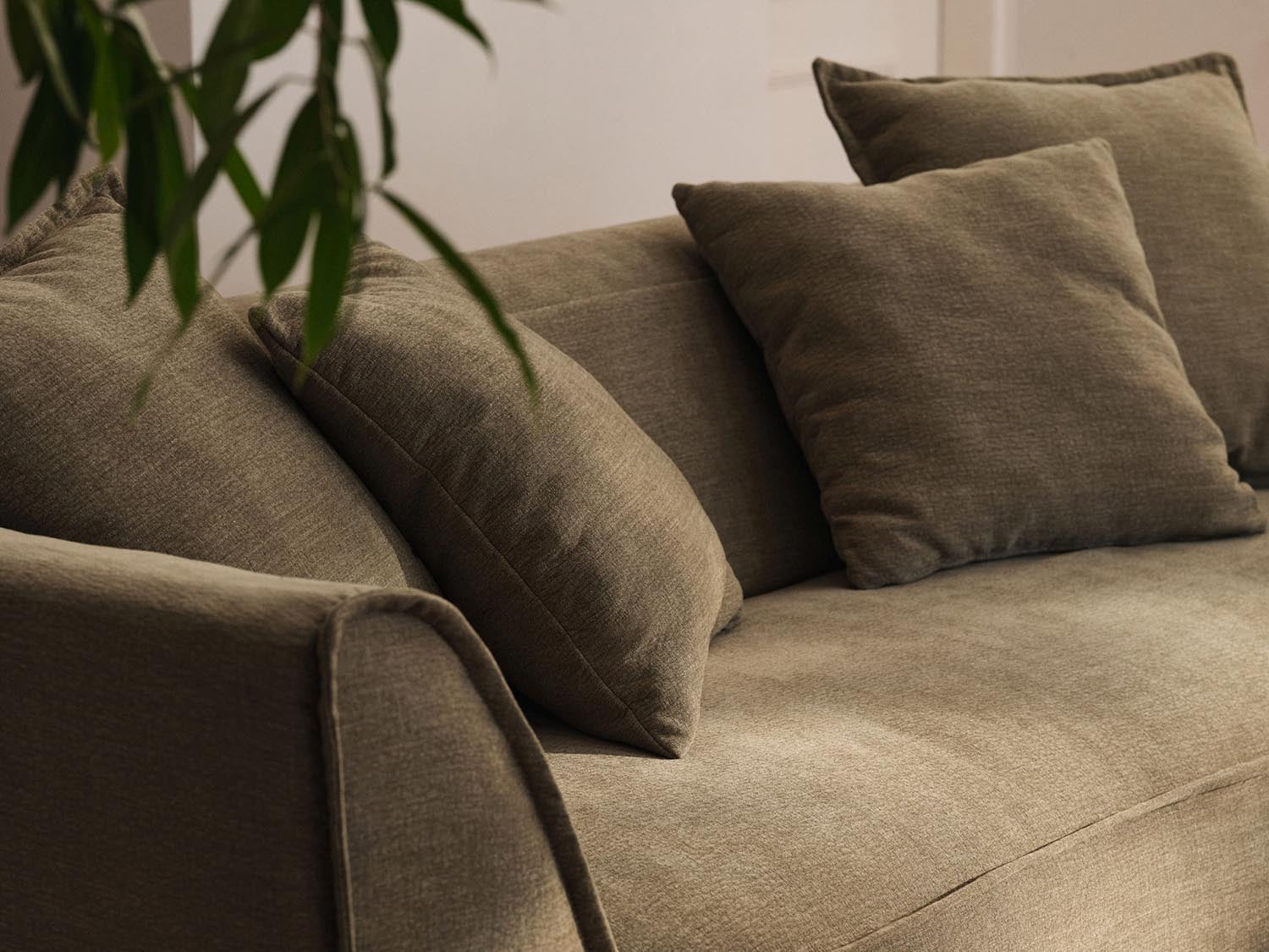 Eleganter Milton Sessel in sanftem Beige, mit modernem Design und stilvollen Holzbeinen, ideal für jedes Wohnzimmer.