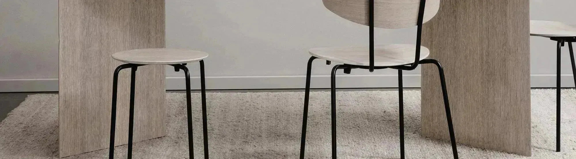 Entdecke die Mingle Kollektion von Ferm Living: modulare Tische, kreative Kombinationen, nachhaltige Materialien und individuelle Designs für dein Home-Office oder Esszimmer.