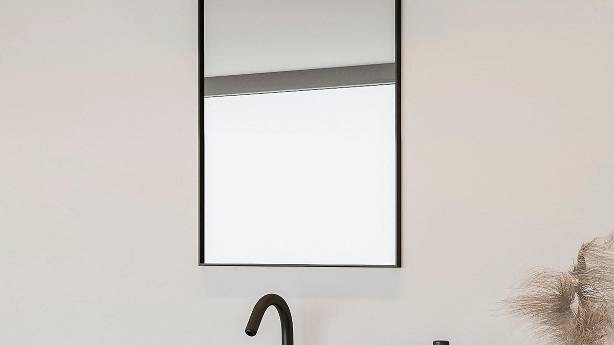 Elegante Spiegel der Mirro Kollektion von Opviq, modernes Design, stilvolle Reflexionen, perfekte Raumakzente.