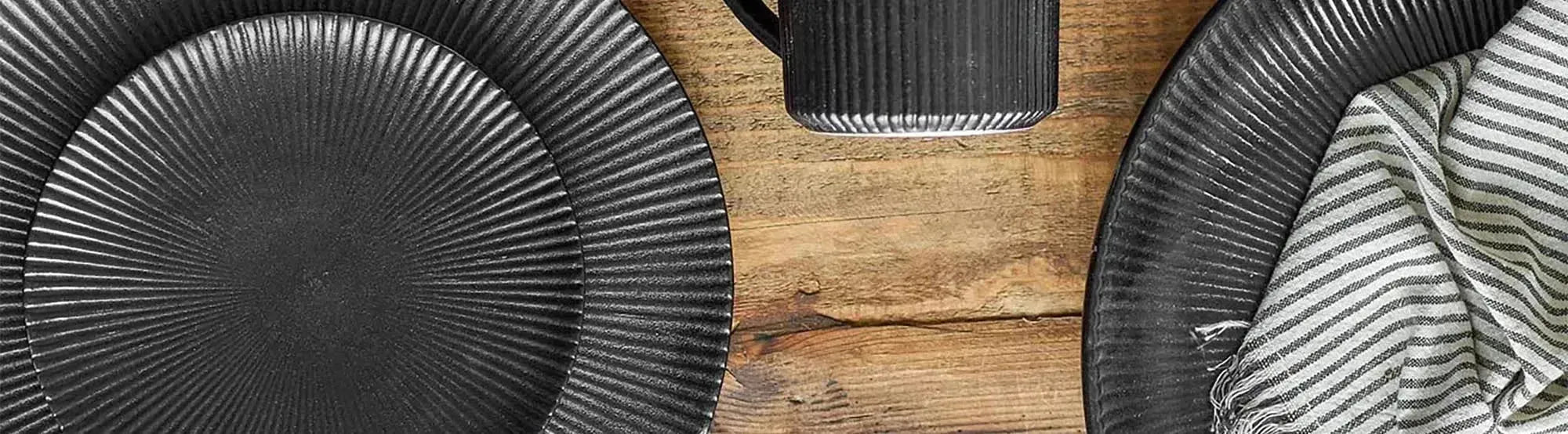 Entdecke die elegante Neri-Kollektion von Bloomingville: sanfte Erdtöne, harmonische Formen und vielseitige Einsatzmöglichkeiten für stilvolle Tischdekoration.