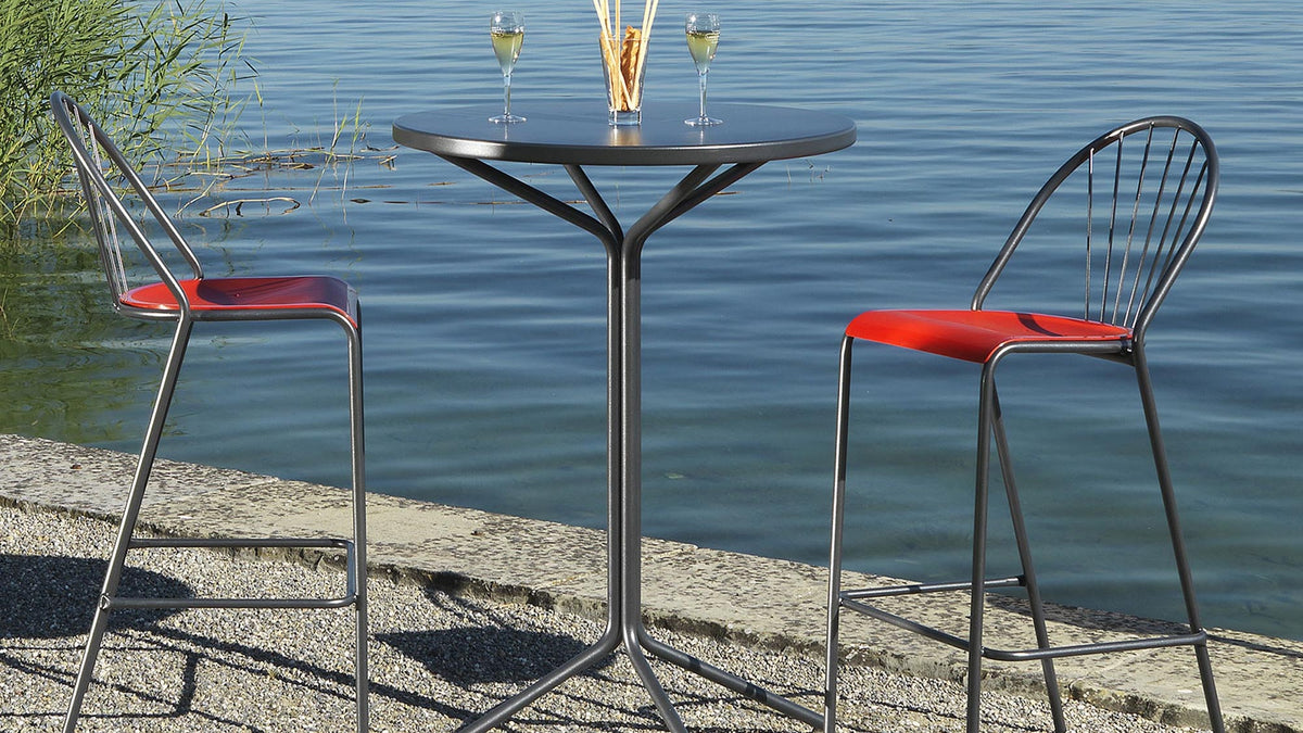 Entdecken Sie die PIX-Kollektion von Schaffner: kompakte, robuste Outdoor-Tische für Gastronomie und Garten. Ideal für Terrassen und Events!