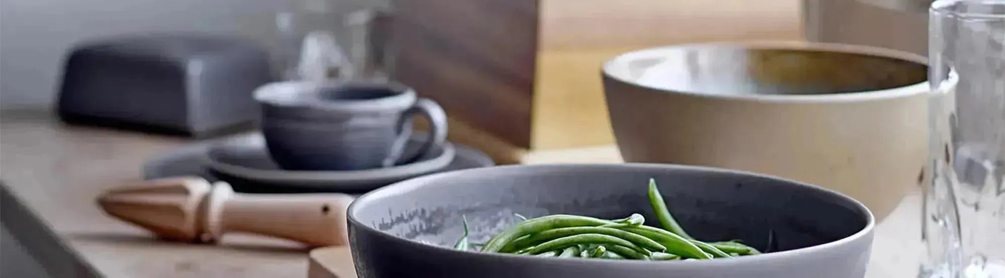 Entdecke das elegante Geschirrset "Raben" von Bloomingville. Skandinavisches Design trifft auf Naturverbundenheit und Mystik. Ideal für jeden Anlass!