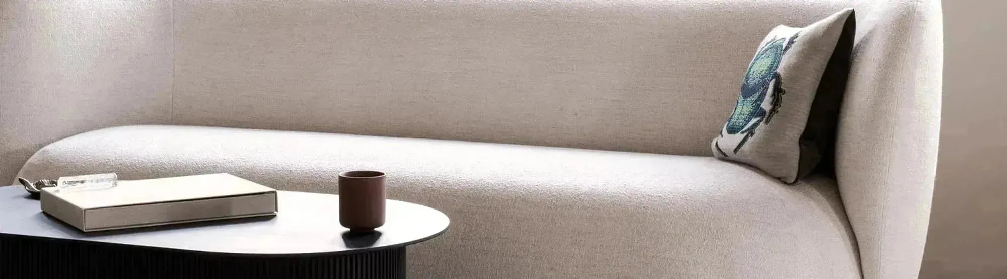 Entdecke die Rico Kollektion von Ferm Living: skulpturale Sofas, Sessel und Ottomane in organischen Formen, die Komfort und nordische Eleganz vereinen.