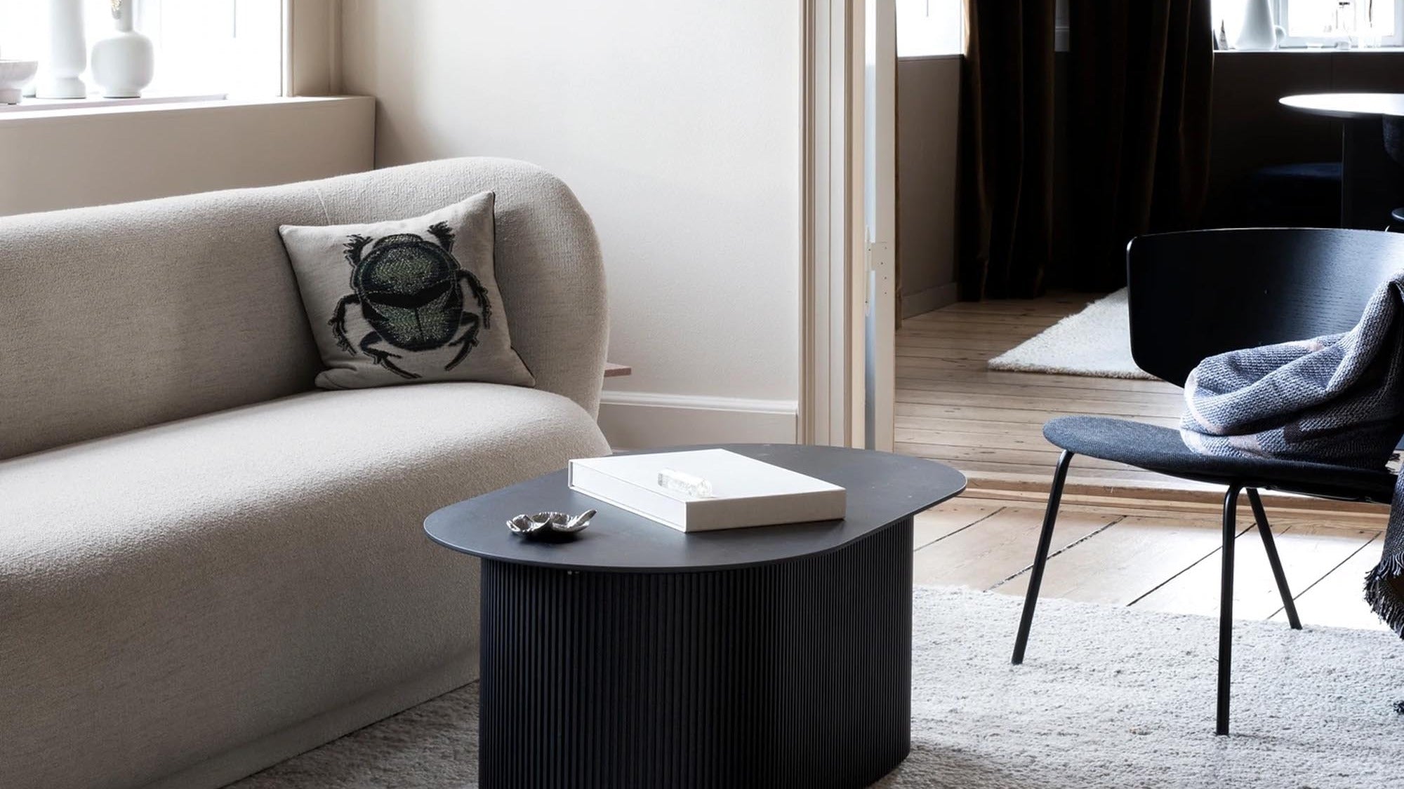 Entdecke die Rico Kollektion von Ferm Living: skulpturale Sofas, Sessel und Ottomane in organischen Formen, die Komfort und nordische Eleganz vereinen.