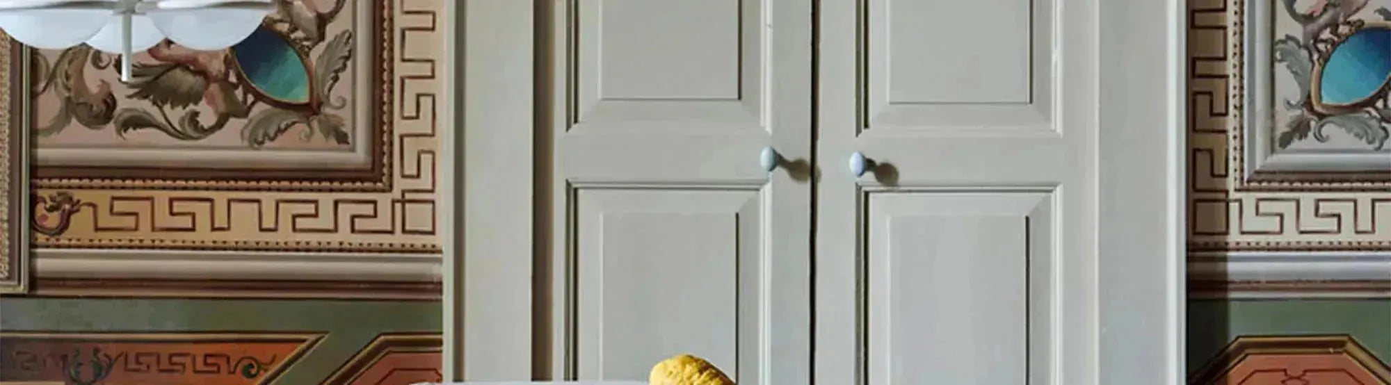 Entdecke die elegante Rink Kollektion von Ferm Living: stilvolle Tische aus Eichenholz und Marmor, perfekt für dein Zuhause.