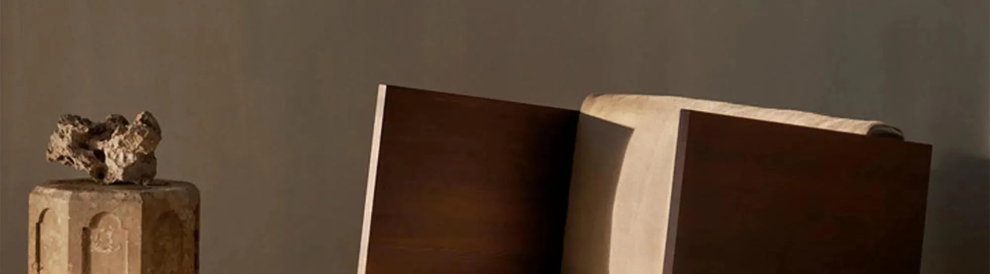 Entdecke die Rum Lounge Sessel von Ferm Living: Elegantes Design, unvergleichlicher Komfort und nachhaltige Materialien für dein Zuhause.