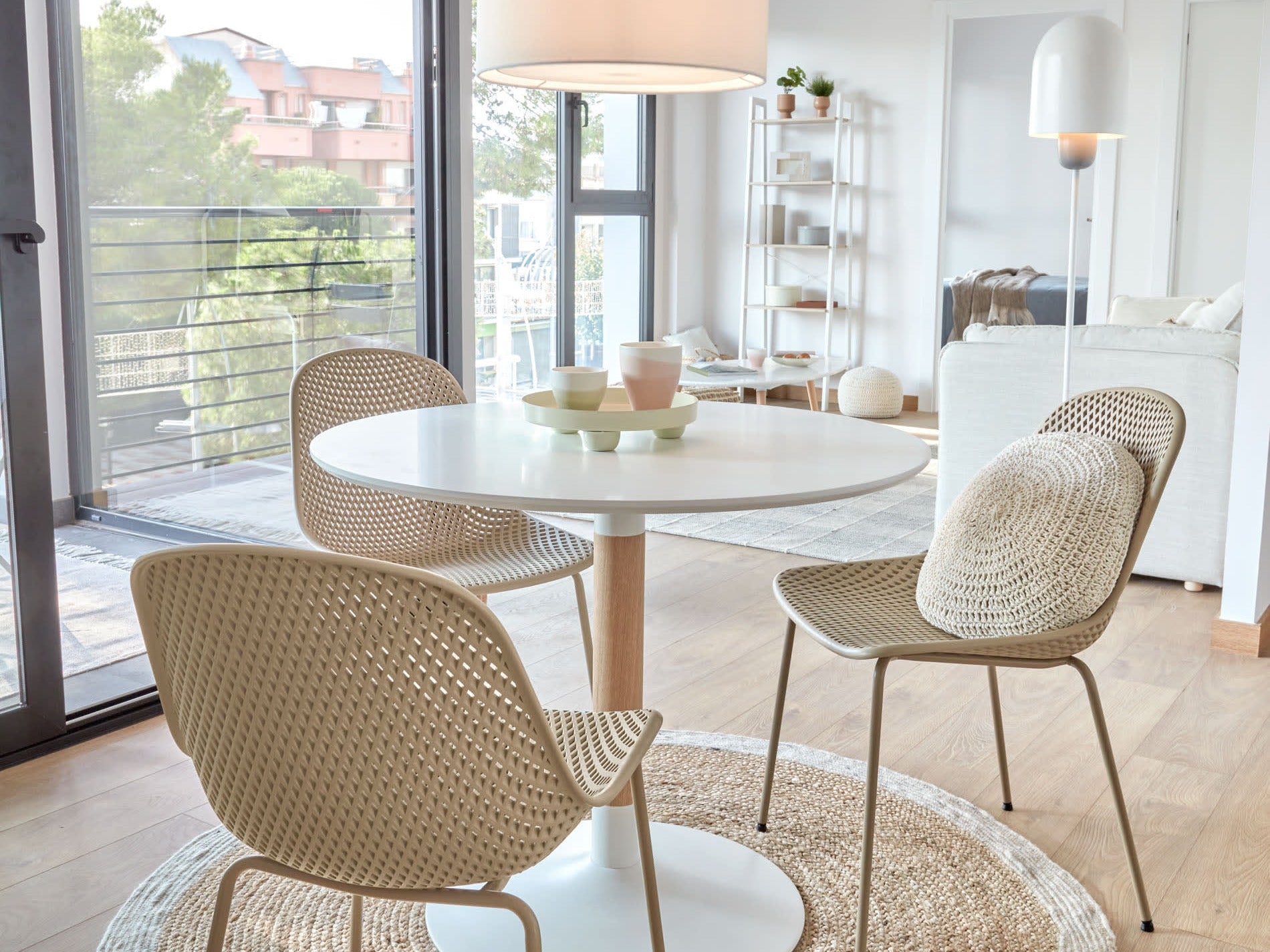 Elegante Santana Kollektion von Kave Home: stilvolle Möbel mit modernem Design und warmen Holztönen.