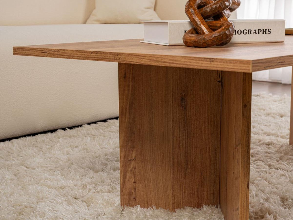 Elegante Mode aus der Sabin Kollektion von Nordure, inspiriert von skandinavischem Design und zeitloser Ästhetik.