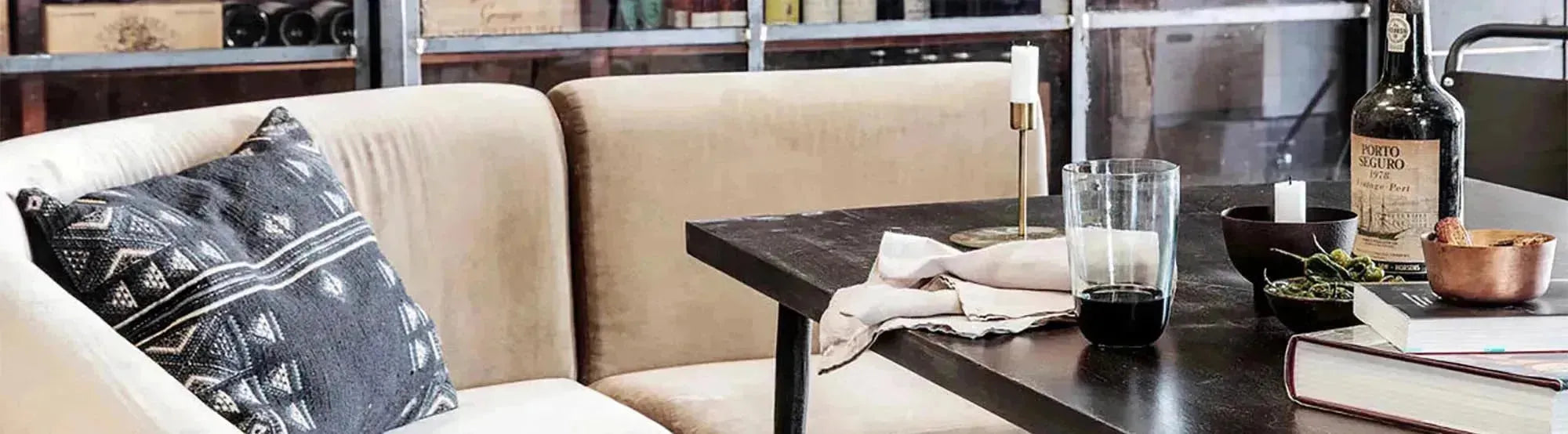 Sand-Serie von House Doctor: zeitlose skandinavische Eleganz, bequeme Polsterung, neutrale Farben, verschiedene Größen – perfekt fürs Wohnzimmer.