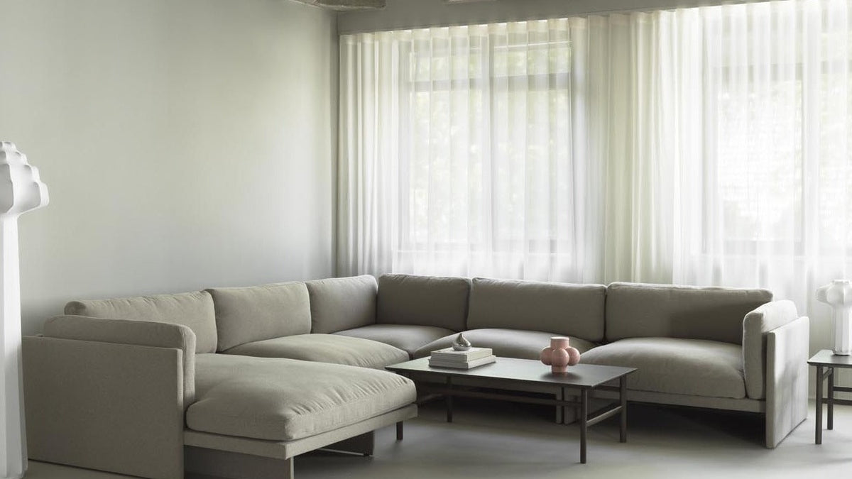 Weiche, moderne Sofas in sanften Farben der Softy Kollektion von Normann Copenhagen, ideal für stilvolle Wohnräume.