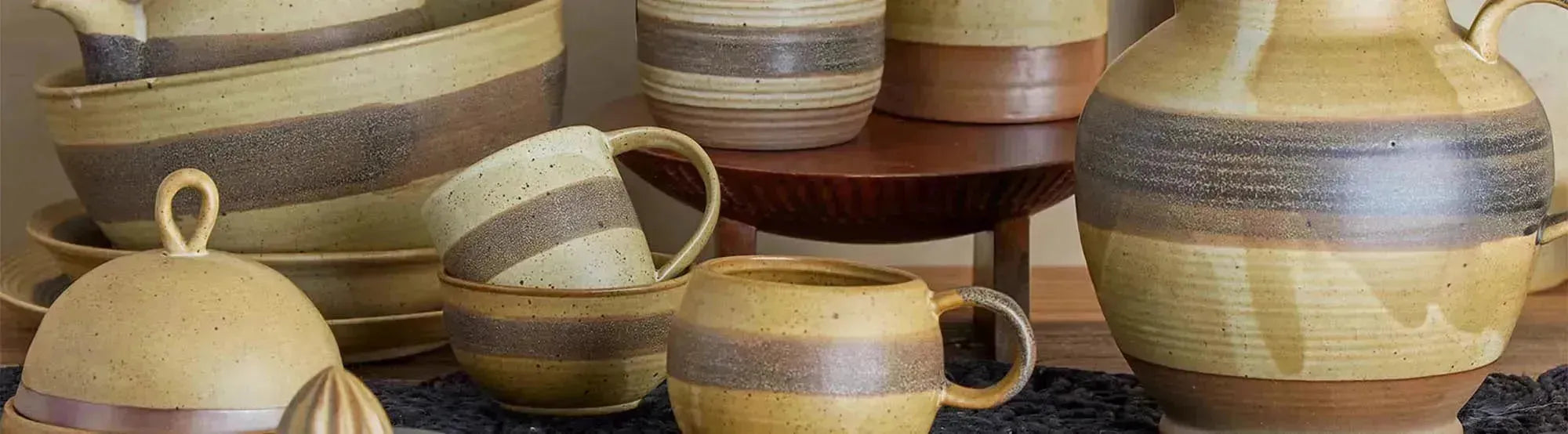 Entdecke das elegante Geschirrset Solange von Bloomingville. Skandinavisches Design trifft auf rustikalen Flair – perfekt für jeden Anlass!