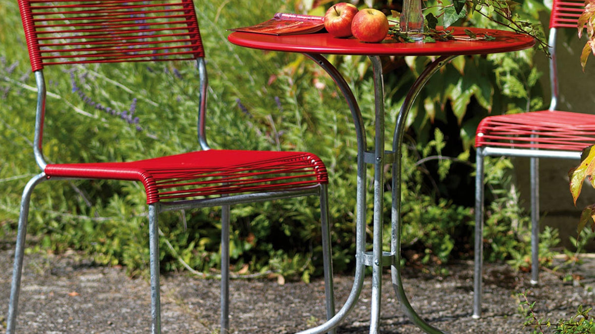 Entdecken Sie die St. Moritz Kollektion: elegante runde Gartentische und klassische Lättlistühle, Swiss Made, wetterfest und platzsparend.
