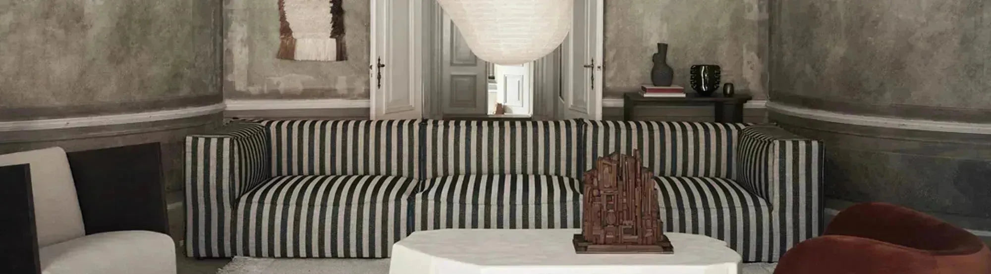 Entdecke die stilvollen Sofatische der Kollektion Staffa von Ferm Living. Ideal für drinnen und draussen, vereinen sie elegantes Design mit Funktionalität.