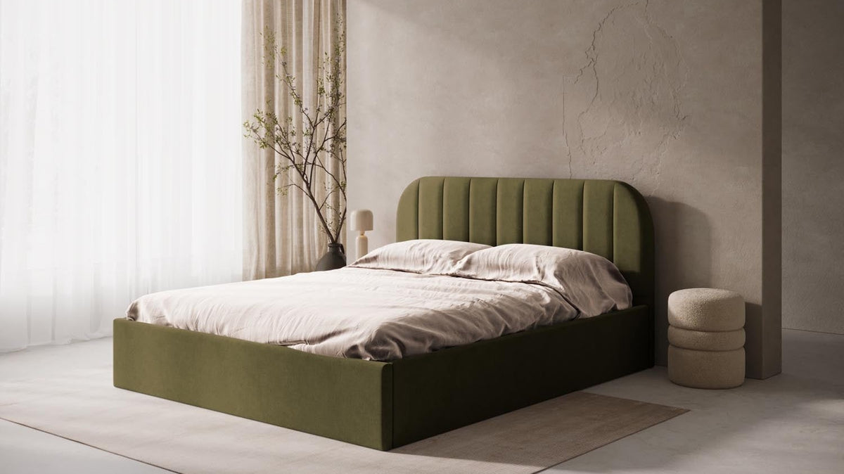 Elegante Sofas der Susan Kollektion von Micadoni in sanften Farben, ideal für stilvolle Wohnräume.